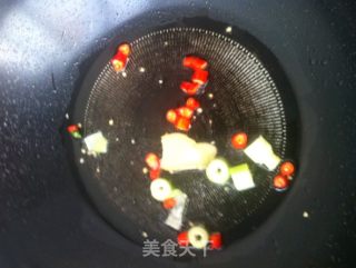 酸辣鳕鱼豆腐汤的做法步骤：2