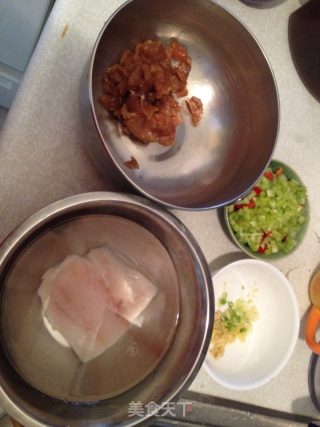 太平洋鳕鱼鸡肉蔬菜锅贴的做法步骤：1