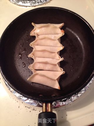 太平洋鳕鱼鸡肉蔬菜锅贴的做法步骤：3