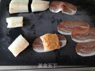 熏肉芥末鳕鱼卷 配鲜虾酸奶酱的做法步骤：6