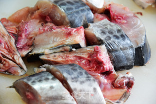 辣白菜炖鲅鱼的做法步骤：1