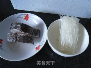 【东北】蒜蓉粉丝蒸鳕鱼的做法步骤：1