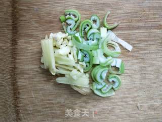 辣白菜炖鲅鱼的做法步骤：2