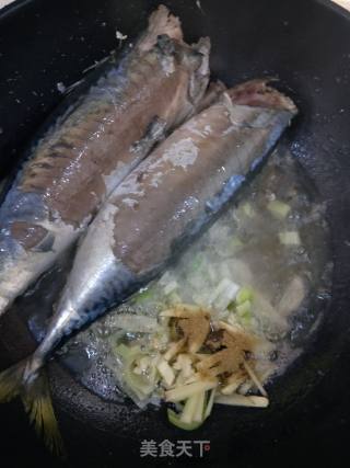 辣白菜炖鲅鱼的做法步骤：4