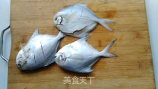 #第四届烘焙大赛暨是爱吃节#茶香熏鲳鱼的做法步骤：2