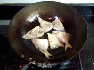 蒜子红烧小鲳鱼的做法步骤：4