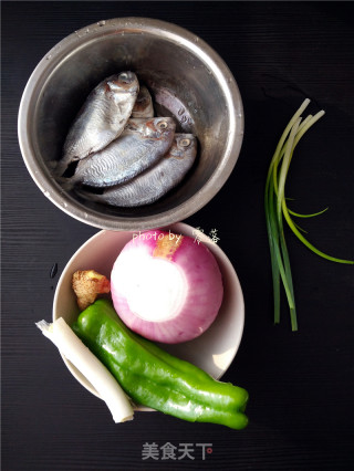 【四川】香辣烤鲳鱼的做法步骤：1
