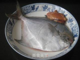 干烧鲳鱼的做法步骤：1