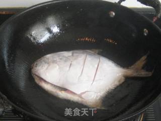 干烧鲳鱼的做法步骤：4
