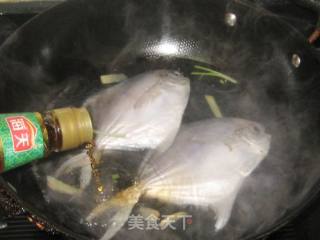 蒜味水煮鲳鱼的做法步骤：3