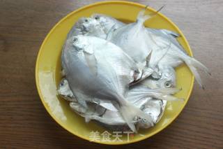 #海鲜#干煎小鲳鱼的做法步骤：1