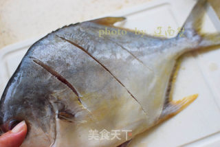 豆腐烧鲳鱼的做法步骤：2