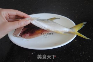 酸梅蒸鲳鱼的做法步骤：3