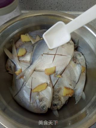 香煎鲳鱼的做法步骤：4
