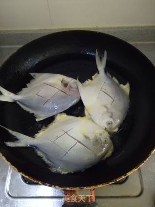 香煎鲳鱼的做法步骤：8