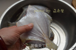 红烧鲳鱼，手残党也可以轻松煎鱼，不会破皮不会粘锅的做法步骤：1