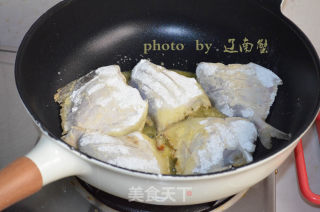 红烧鲳鱼，手残党也可以轻松煎鱼，不会破皮不会粘锅的做法步骤：6