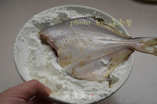红烧鲳鱼，手残党也可以轻松煎鱼，不会破皮不会粘锅的做法步骤：5
