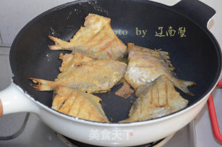红烧鲳鱼，手残党也可以轻松煎鱼，不会破皮不会粘锅的做法步骤：7