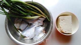 豆腐炖鲳鱼的做法步骤：1