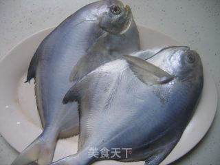 【粤菜】一品鲳鱼的做法步骤：1