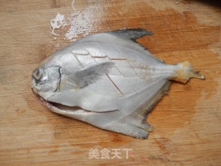 香煎鲳鱼的做法步骤：2