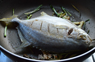 红烧鲳鱼的做法步骤：7