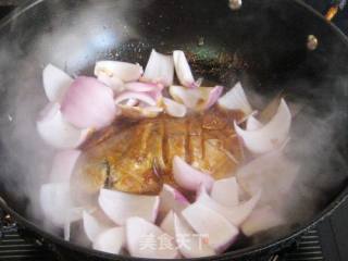 洋葱片红烧鲳鱼的做法步骤：7