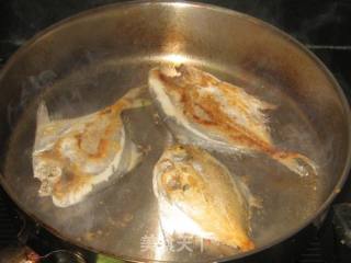 白萝卜丝烧鲳鱼的做法步骤：3