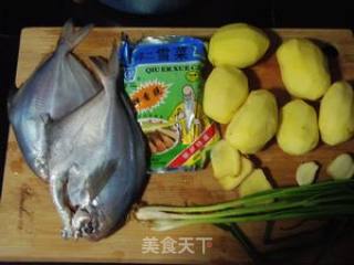 雪菜鲳鱼土豆汤的做法步骤：1