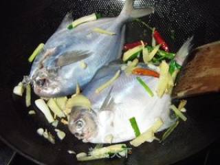 雪菜鲳鱼土豆汤的做法步骤：6