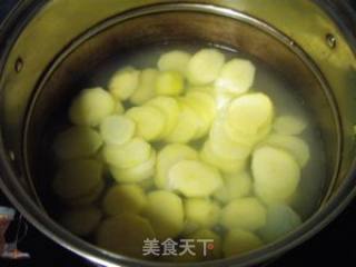 雪菜鲳鱼土豆汤的做法步骤：4