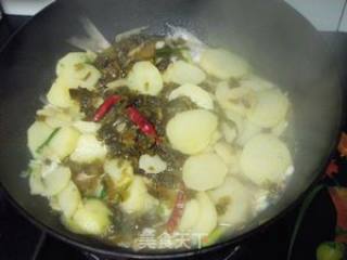 雪菜鲳鱼土豆汤的做法步骤：9