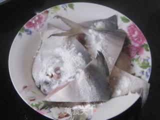红腐乳鲳鱼豆腐煲的做法步骤：2