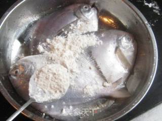 干煎鲳鱼的做法步骤：3