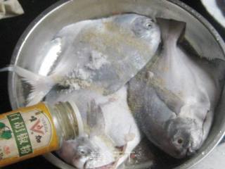 干煎鲳鱼的做法步骤：2