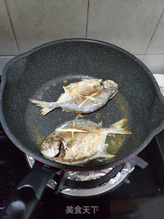 香煎鲳鱼的做法步骤：4