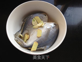 炸锅版炸鲳鱼的做法步骤：2