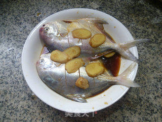 香煎鲳鱼的做法步骤：8