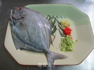 香煎鲳鱼的做法步骤：1