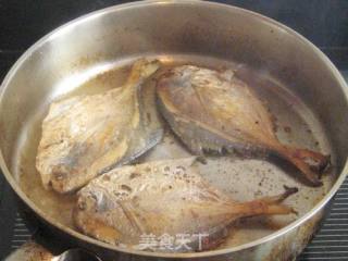 椒盐煎鲳鱼的做法步骤：4