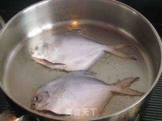 椒盐煎鲳鱼的做法步骤：3
