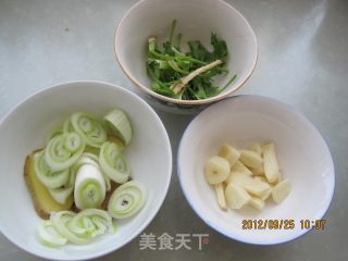 清炖鲳鱼汤的做法步骤：3