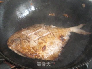 豆瓣酱烧鲳鱼的做法步骤：3