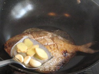 豆瓣酱烧鲳鱼的做法步骤：4