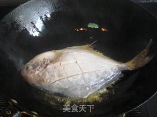 大蒜豆瓣酱辣味鲳鱼的做法步骤：3