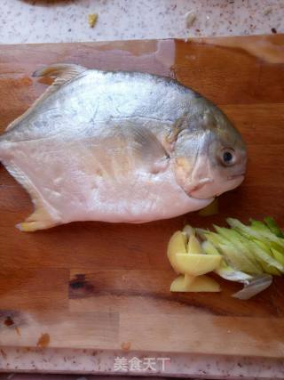 红烧鲳鱼的做法步骤：1