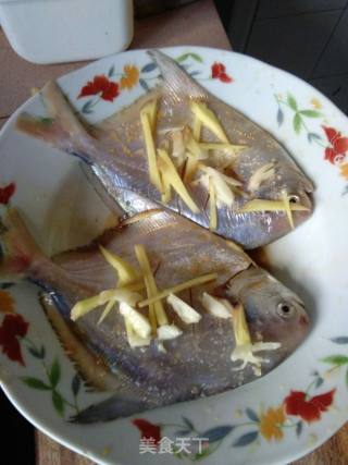 葱油鲳鱼的做法步骤：1