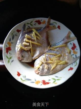 葱油鲳鱼的做法步骤：2