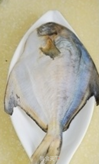 【干烧鲳鱼】冷冻鱼也能做出好味道的做法步骤：1